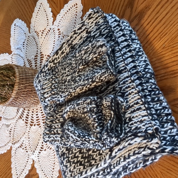 Loft Marled Blanket Scarf With Matching Convertible Mittens Black/White - Picture 7 of 7